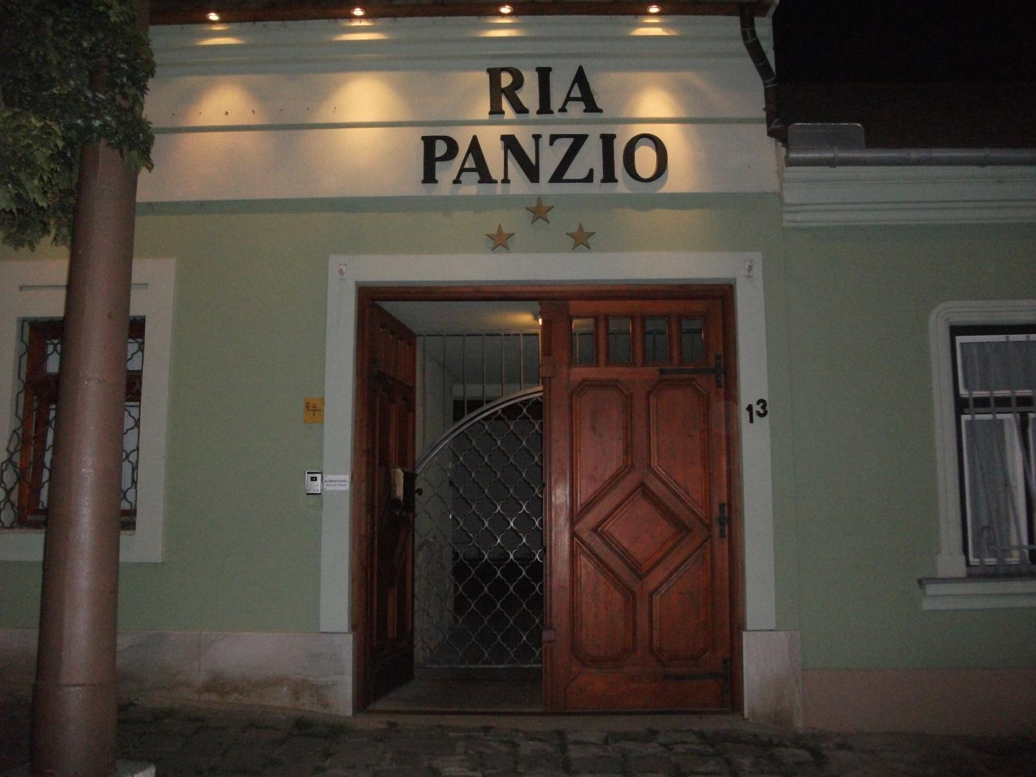 Bed and Breakfast Ria Panzio Эстергом Экстерьер фото