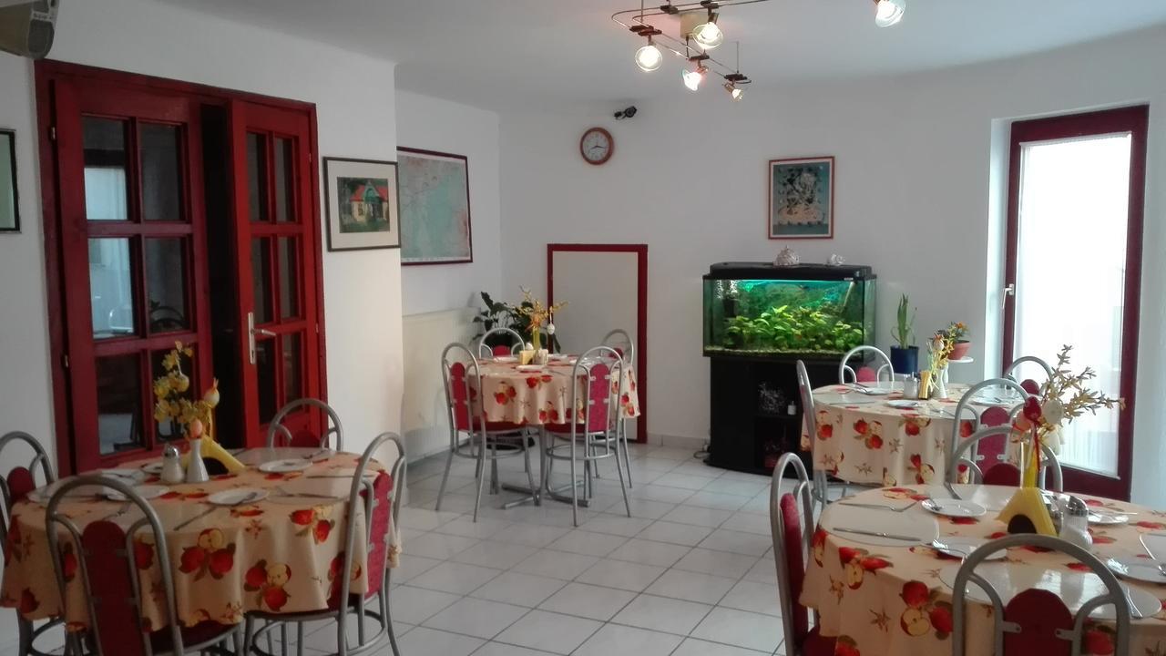 Bed and Breakfast Ria Panzio Эстергом Экстерьер фото